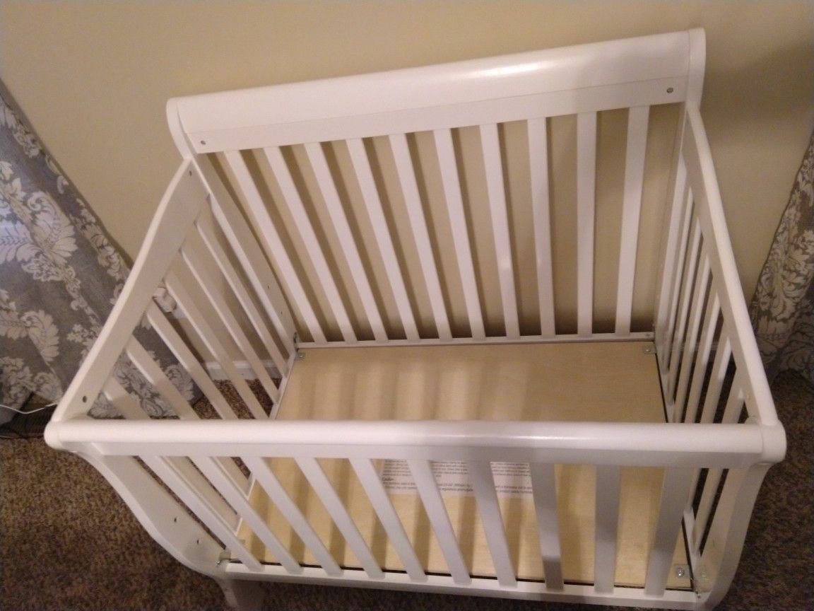 Baby Crib/Mattress/Delta One Baby Bed