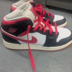 Air Jordan 1 Mid Very Berry Size 7Y