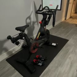 2020 Peloton Bike – Excellent Condition – Accessories Included