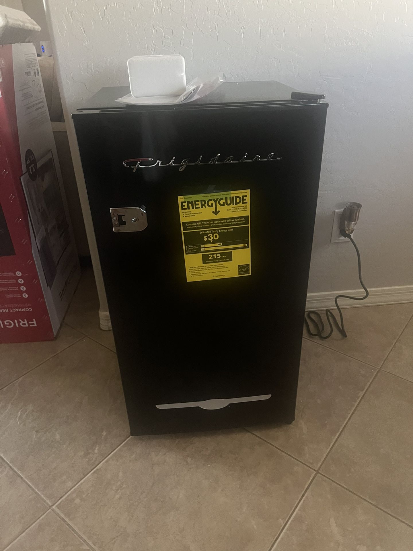 New ****Frigidaire 3.2 Retro Mini Fridge perfect for Office - Dorm - Bedroom****