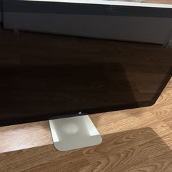 The Apple Model A1316 is a 27-inch LED Cinema Display 