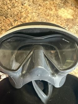 Offerup: Diving Snorkel Mask W/ Case 