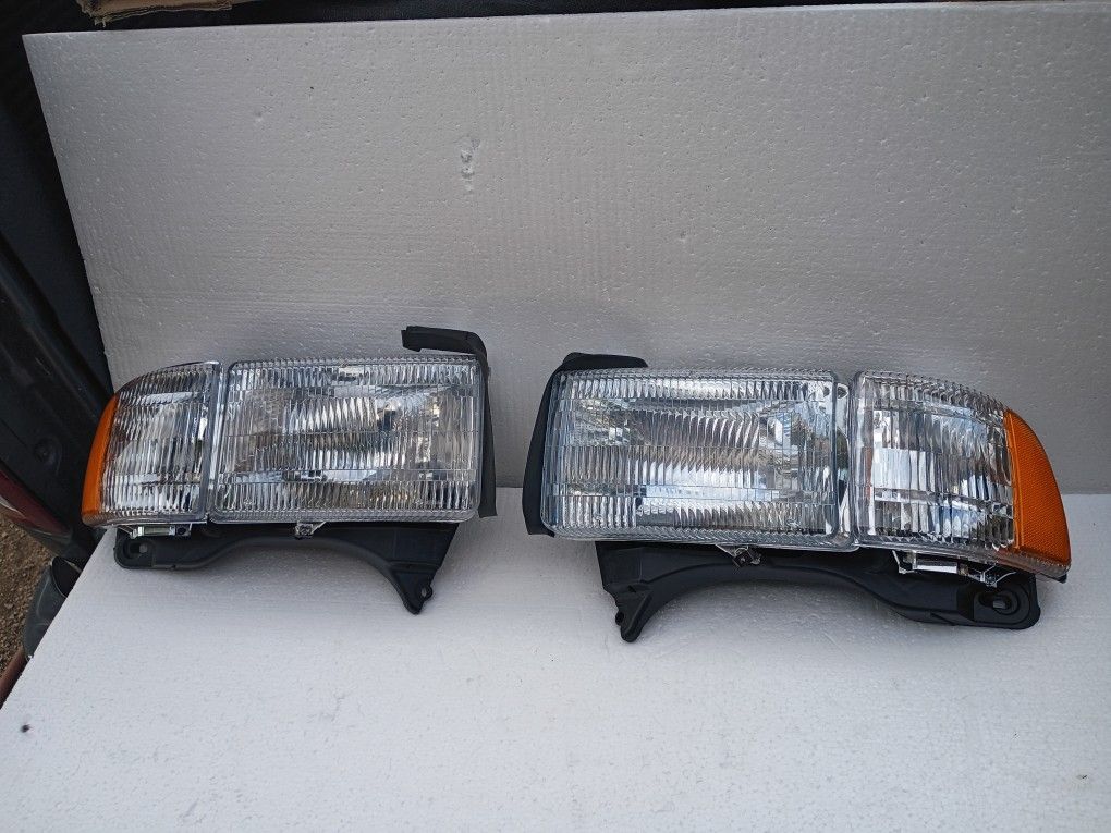 1994---2002 Dodge Ram 1500 Pair Of Headlights 