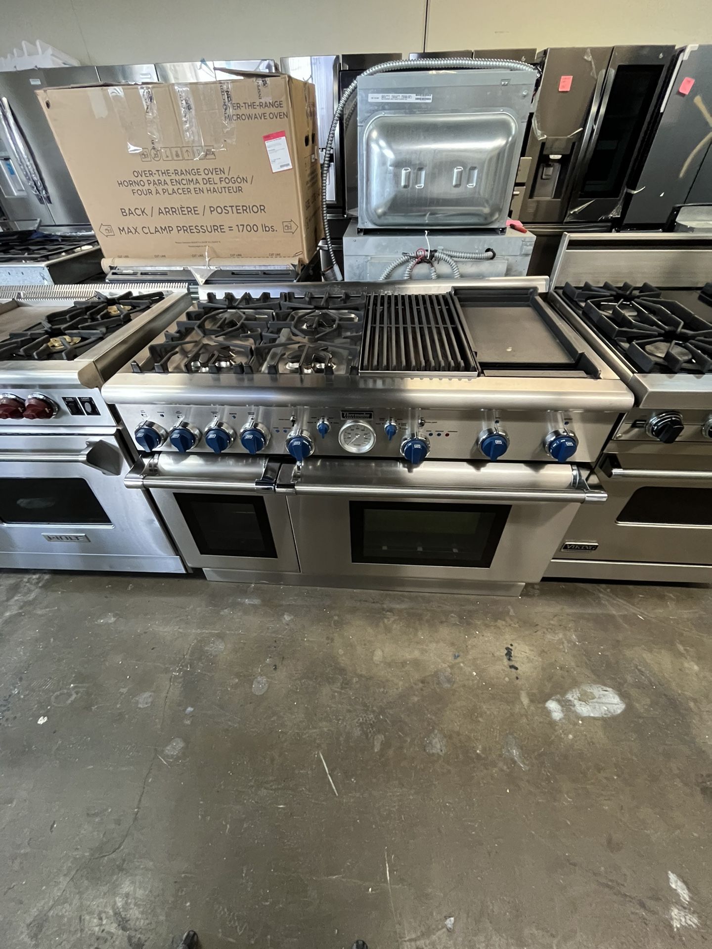 THERMADOR PROFESSIONAL 48” STOVE WITH GAS BURNERS / GRILL AND GRIDDLE