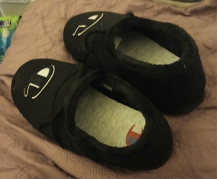 Champion Slippers Size 10