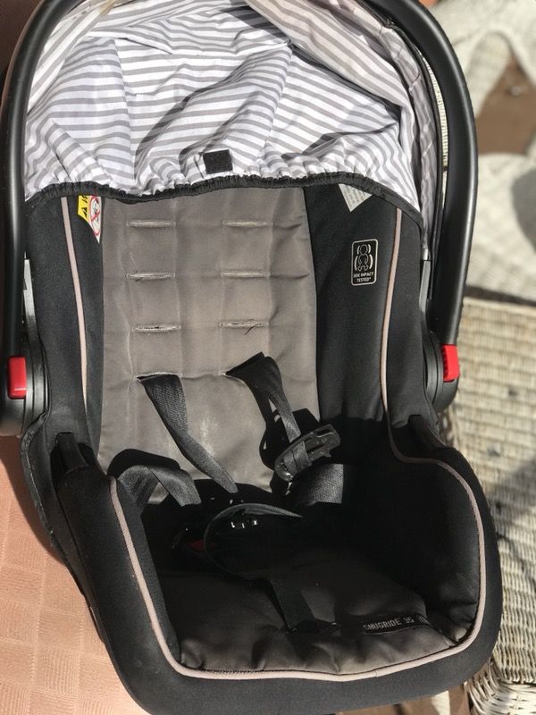 Graco baby car seat (0-12 months) with universal click and go Graco base