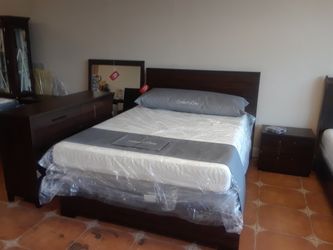 Queen bedroom set includes queen bed dresser mirror nightstand box spring and memory foam mattress