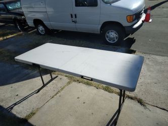 Folding table
