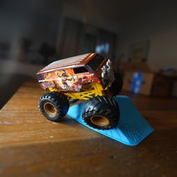 🔥 Monster Jam Fantasy Van Monster Truck – 1:64 Scale – No Ramp Included 🔥 ⚡️ Mythical Style | Rugged Build | Collector’s Gem ⚡️