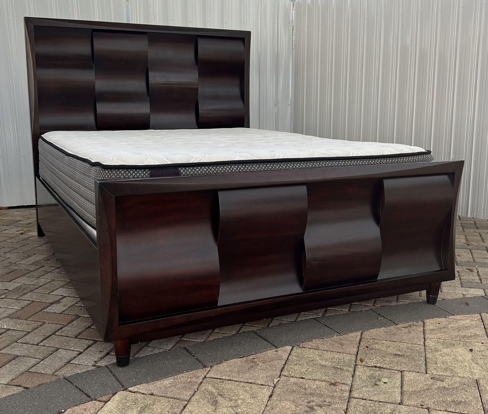Beautiful Queen size bed, cherry color. Like new. Mattress and boxspring included. I can deliver for an additional cost. It’s a very nice