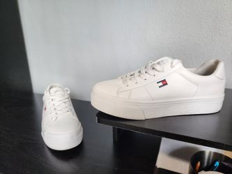 Tommy Hilfiger Womens Bueri Size 10M