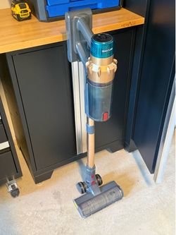 Smoture Chordless Vacuum w/wall mounted charger.