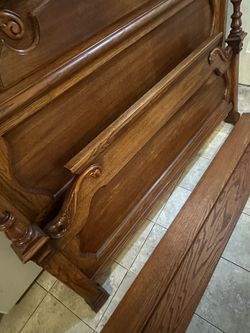 Queen bed. Oak