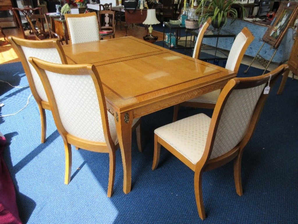 Stanley Furniture Co. Capri Collection Style Maple Wood Tone Dining Table on Cabriole Legs