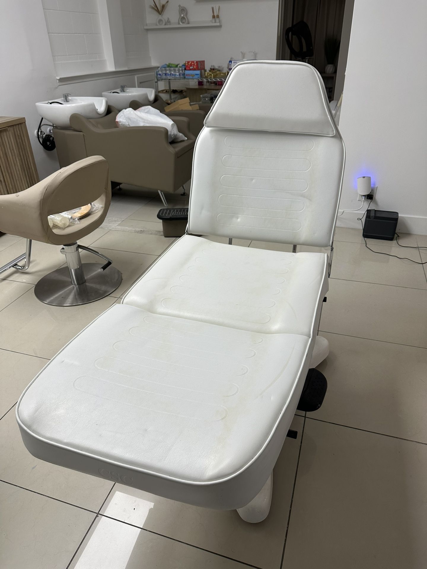 Lashes / Brows / Waxing Esthetician Bed