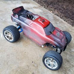 RC Car Traxxas Nitro Rustler