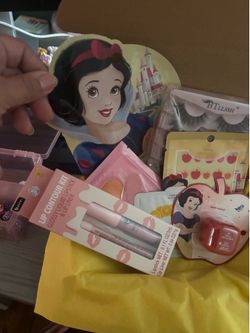 Gift box Cute Snow White with beatable pan ready for pick up. Everything is new $25.