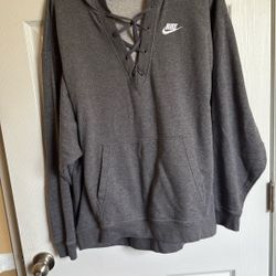 NIKE EMBROIDERED  XL WOMANS HOOTIE