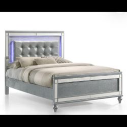 1pc Beautiful Queen Size Silver Crocodile Finish LED Bed Bedroom Furniture