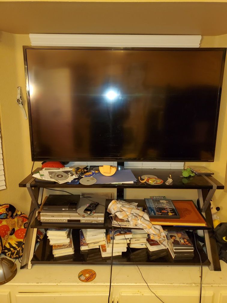 Vizeo 60 inch tv great condition and clean with stand