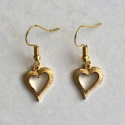 💛 Pretty, new, gold tone, open heart earrings made from unused, vintage charms