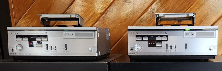 1 Vintage 1980 Sony Betamax SLP-305 video cassette player.