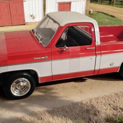 Maisto 1974 Chevrolet C10 Cheyenne Super | Red/White Two Tone 1:18 Diecast Truck 