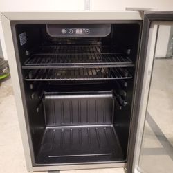 Frigidaire Beverage Cooler 2.6 cu ft