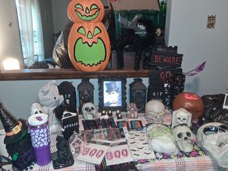 HALLOWEEN PARTY DECORATIONS AND FAVORS