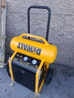 DEWALT HEAVY-DUTY 200PSI 4.5 GALLON ELECTRIC WHEELED COMPRESSOR (D55146)