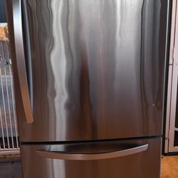 Refrigerator With Ice Maker 