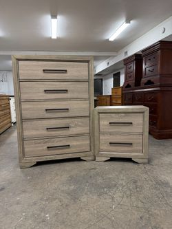 Like New Tall Heavy Duty 5 Drawer Dresser Chest