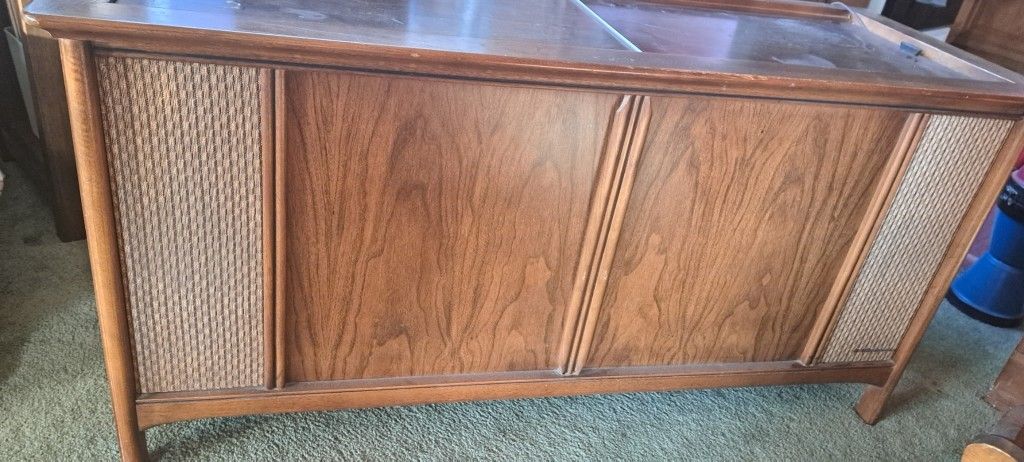 Vintage 1960's Era Magnavox Stereo