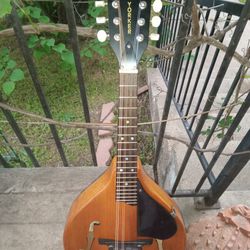 Gretsch G9310  New Yorker Supreme Mandolin with hardshell case with keys, and A tuner 