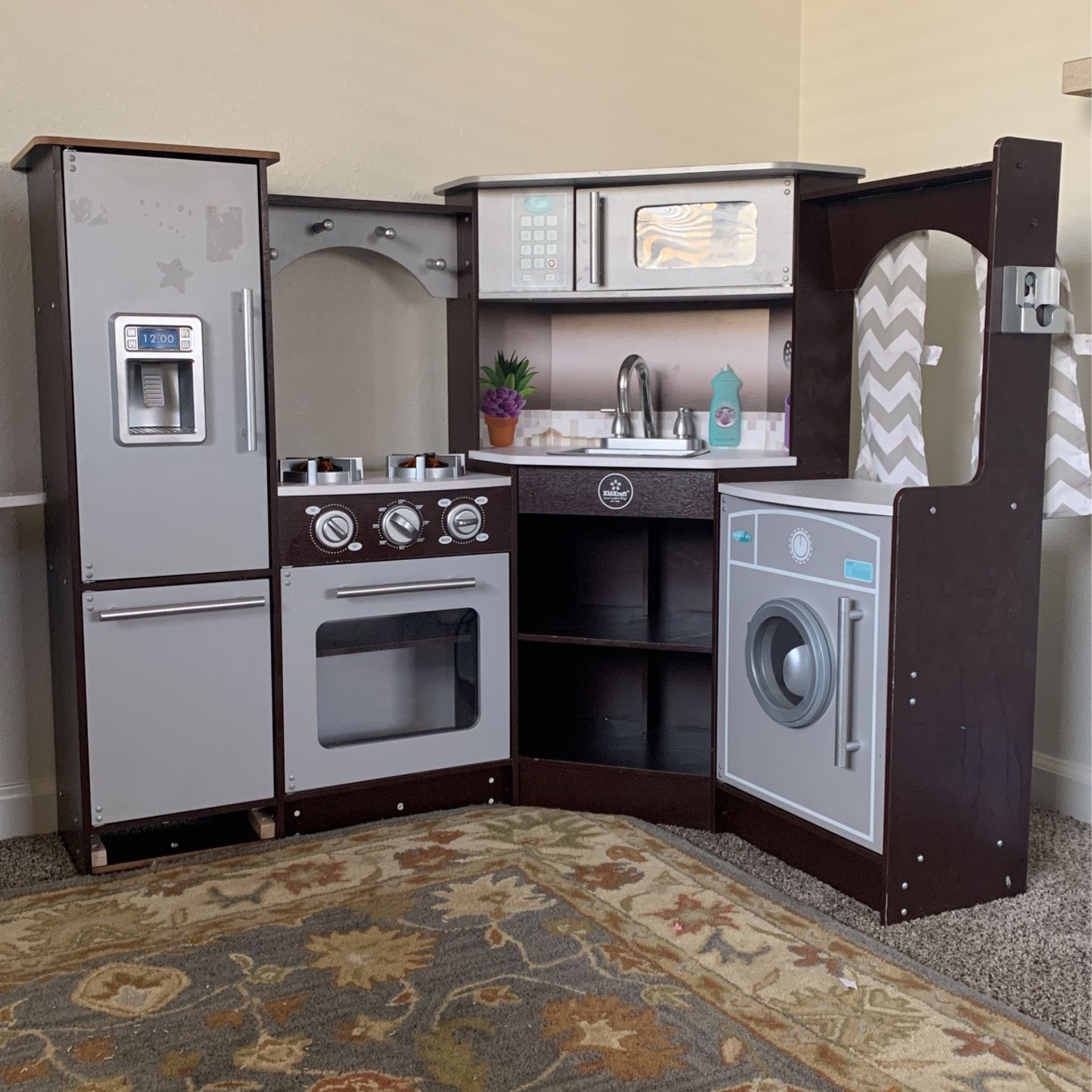 Kids Kitchen, Washer And Dryer + Various Pretend Food