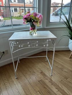CUTE LARGE SIDE TABLE/ENTRY