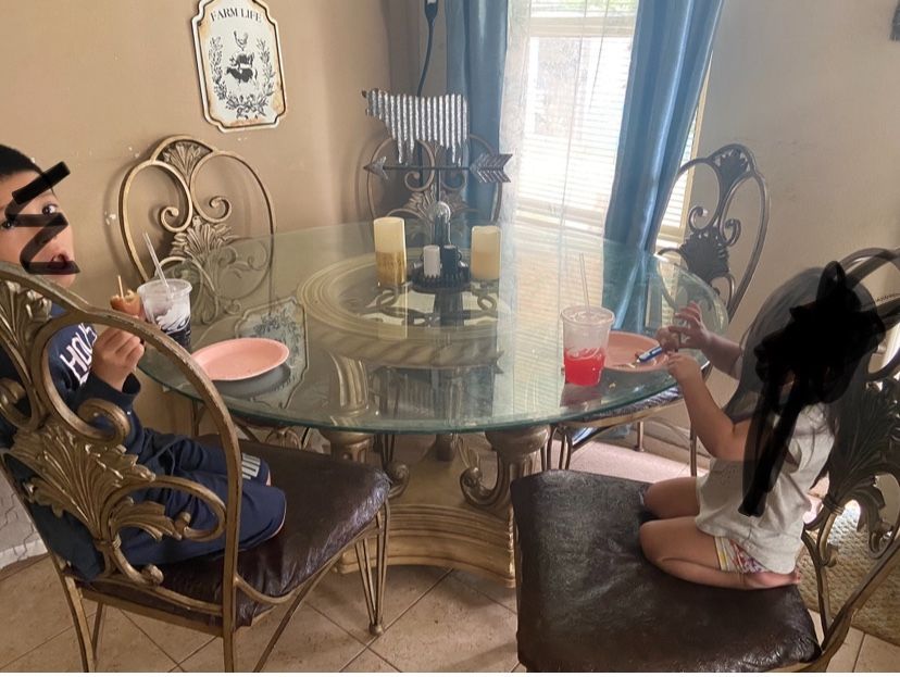 Round dining table With chairs