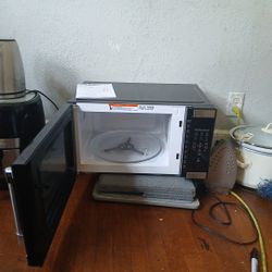 Hamilton Beach Microwave Oven/ Gourmia Air Fryer/ Hamilton Beach Tea Pot All Electric 