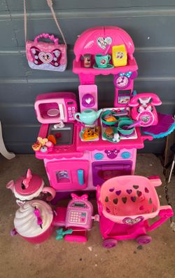 Minnie mouse kitchen with accessories.