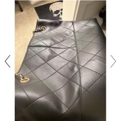 New Luxury 2025 handbag shoulder stitch bag LOOK  Has chain and strap in the middle , super roomy!   Comes with dust bag- purchased for my mom, but sh