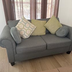 Oakhurst Loveseat