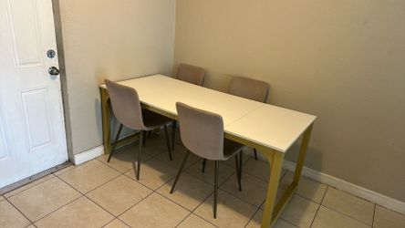 Table with 4 chairs.