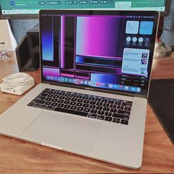 15in MacBook Pro Laptop. Core i7, Radeon Pro, Updated Mac OS,17