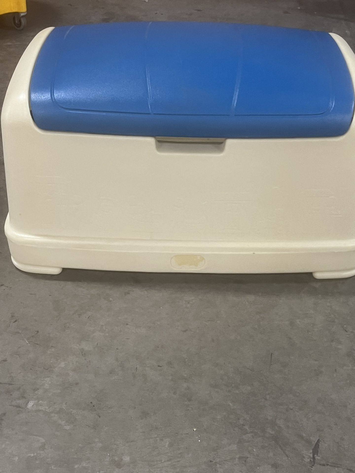 Little Tikes Play 'N Store Toy Chest. Great condition location below 31705 Wesley Chapel blvd Fl 33543 Storage Mart
