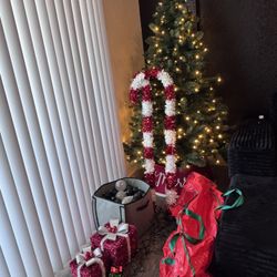 Christmas Tree & Decorations 
