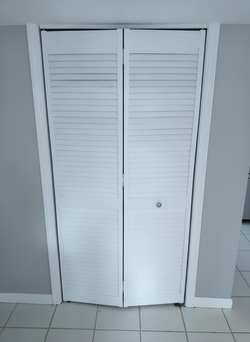 White Louvered Bifold Closet Doors � Approx. 30� x 80�