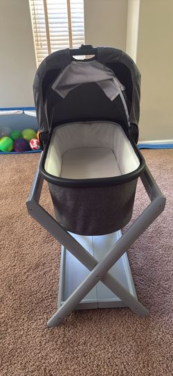 Bassinet and stand - Uppababy