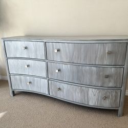 Dresser With 2 Matching Night Stands 