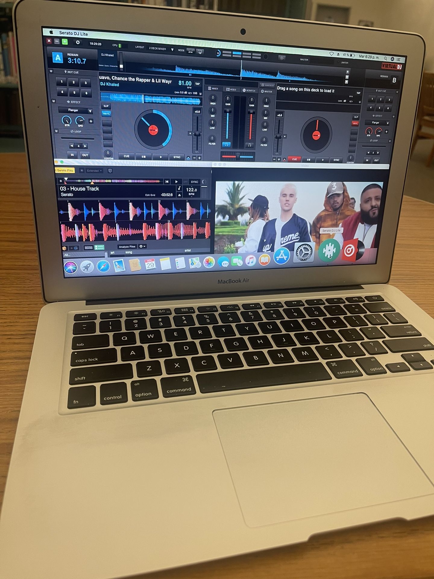 Muy rápida laptop Apple Air icore 5 Muy rápida Ya trae miles de canciones ✅VIRTUAL DJ 8 ✅SERATO DJ lite ✅iLUSTRATOR editados de fotos ✅MICROSOFT