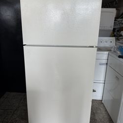 Off White Hotpoint Top Freezer Refrigerator (Warranty Included)